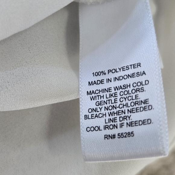 Express White Flutter Sleeve Button Down Blouse Size Medium - Picture 3 of 9